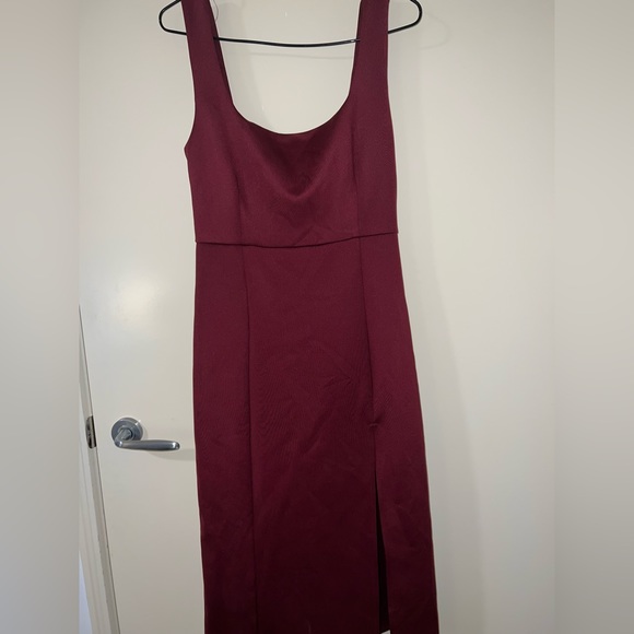 MINI LOVE SQUARE NECK SPLIT
MIDI DRESS IN WINE. Size 10 - Picture 4 of 5